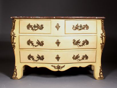 *Commode galbée en bois laqué crème à quatre...