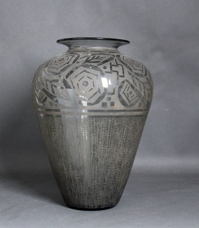 *Vase balustre à ouverture élargie en verre...
