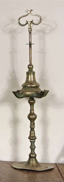 Deux hanoukia et une lampe à huile en bronze

H...