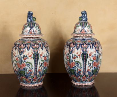 DELFT

Paire de vases balustres couverts...