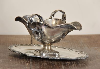 CAILAR BAYARD

Saucière et plat rond en métal...