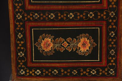Meuble à hauteur d'appui en bois polychrome...
