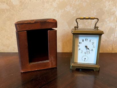 *Pendulette d'officier en laiton et son coffret...