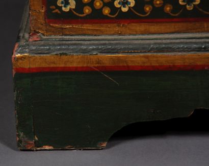 Meuble à hauteur d'appui en bois polychrome...