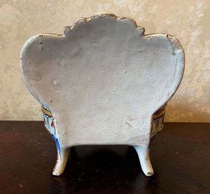 *Boîte en faïence polychrome en forme de...