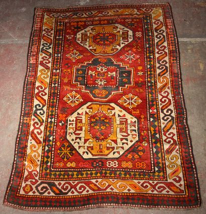 Tapis en laine polychrome à décor de trois...
