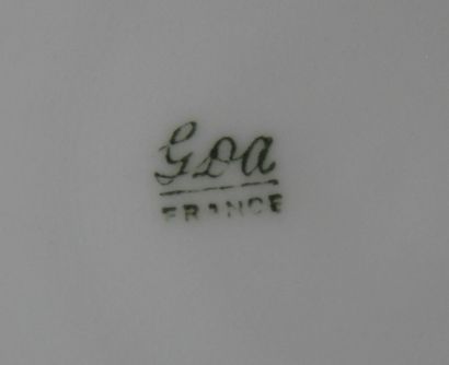 Partie de service de table en porcelaine...