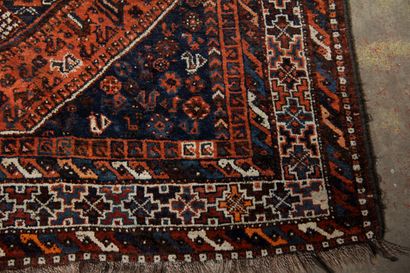 Tapis en laine polychrome à décor de trois...