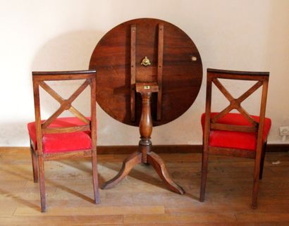 Lot :

- Guéridon quadripode en noyer à plateau...