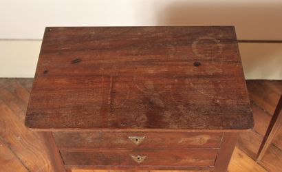 Deux tables de chevet en bois naturel à deux...