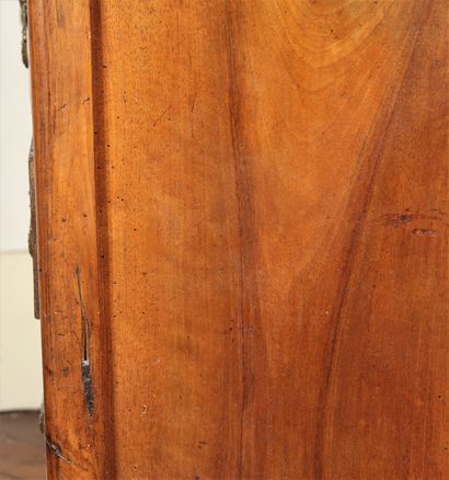Petite commode en noyer à quatre tiroirs...