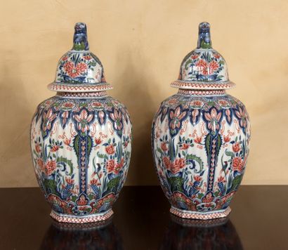 DELFT

Paire de vases balustres couverts...