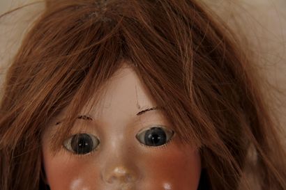 Poupée tête porcelaine SFBJ 301, corps composite

H...