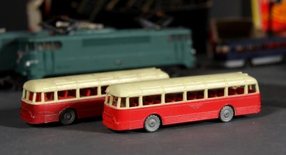 Lot comprenant :

- un train Horby dans sa...