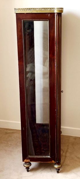 Vitrine en placage d'acajou à une porte vitrée,...