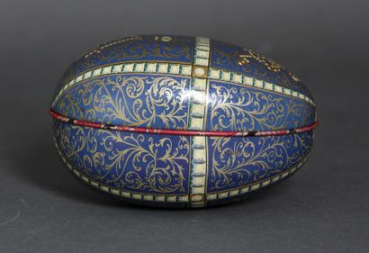 *Boite ovale en métal à décor imprimé polychrome...