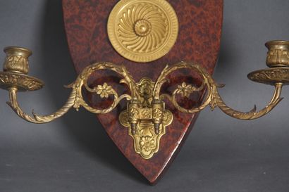 *Paire d'appliques de forme écusson en placage...