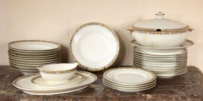 Partie de service de table en porcelaine...