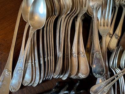 *- Partie de ménagère en métal argenté chiffrée...