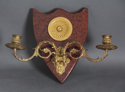 *Paire d'appliques de forme écusson en placage...
