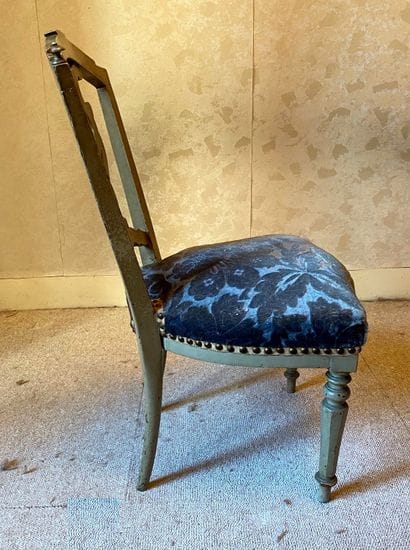 *Chaise d'enfant cabriolet en bois laqué...
