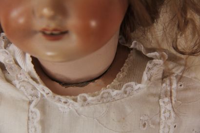Poupée tête porcelaine SFBJ 301, corps composite

H...