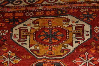 Tapis en laine polychrome à décor de trois...