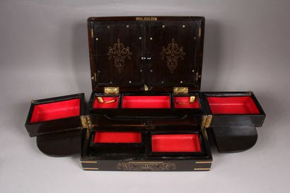 Coffret en bois laqué noir et marquèterie...