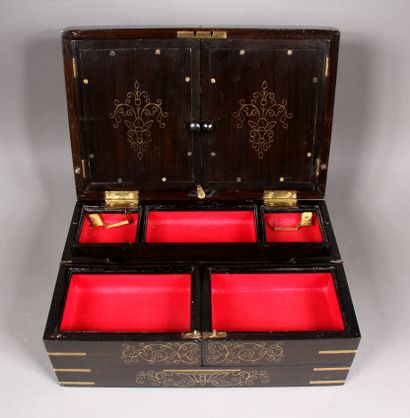 Coffret en bois laqué noir et marquèterie...