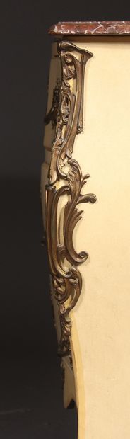 *Commode galbée en bois laqué crème à quatre...