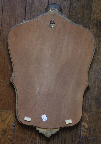 Glace mouvementée en bois doré sculpté d'une...
