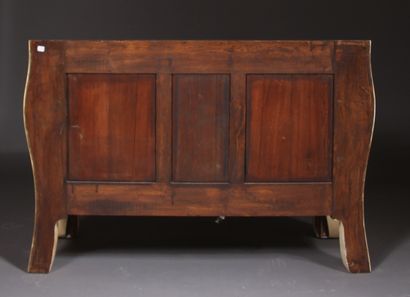 *Commode galbée en bois laqué crème à quatre...