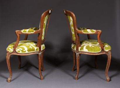 Paire de fauteuils cabriolets en bois naturel...