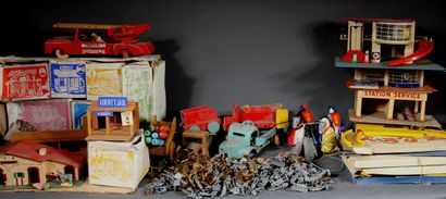 Lot :

- 3 véhicules en bois dont un avec...
