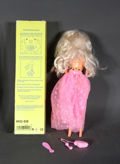 Lot :

- une poupée Barbie avec sa boîte

-...