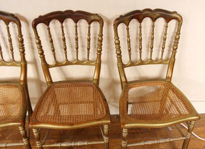 Quatre chaises cannées à barreaux en bois...