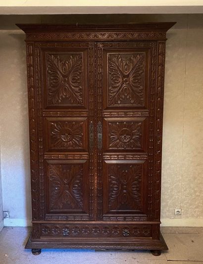 *Armoire en bois naturel sculptée de fleurs

H...