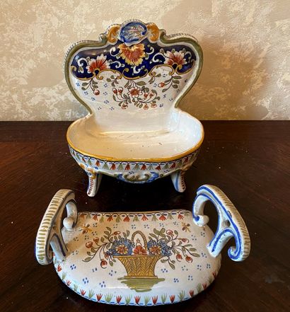 *Boîte en faïence polychrome en forme de...
