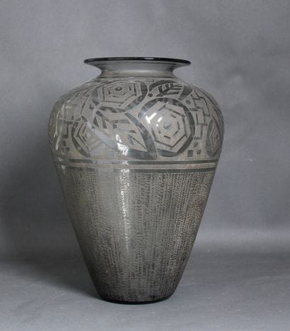*Vase balustre à ouverture élargie en verre...