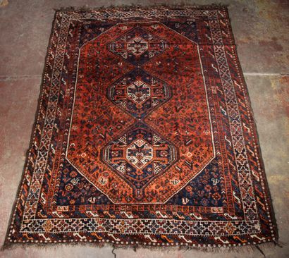 Tapis en laine polychrome à décor de trois...