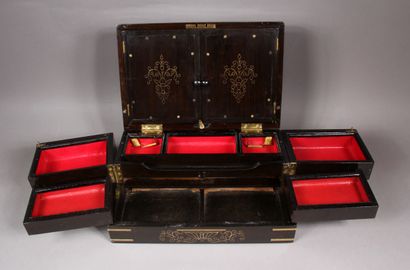 Coffret en bois laqué noir et marquèterie...