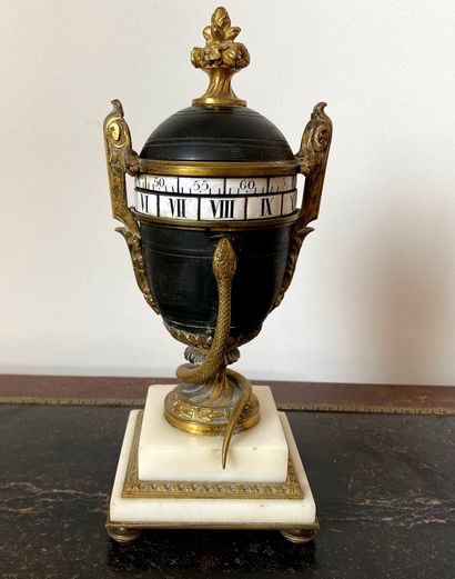 Pendulette tournante en forme de vase antique...