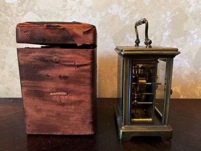 *Pendulette d'officier en laiton et son coffret...
