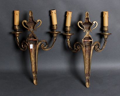 Paire d'appliques en bronze à deux lumières...