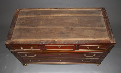 Commode en placage d'acajou à cinq tiroirs...