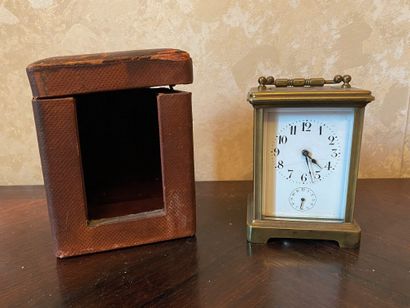 *Pendulette d'officier en laiton et son coffret...
