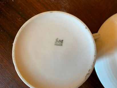 *Lot de tasses dépareillées en porcelaine...