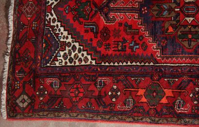 Tapis en laine polychrome à décor d'un médaillon...