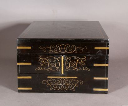 Coffret en bois laqué noir et marquèterie...