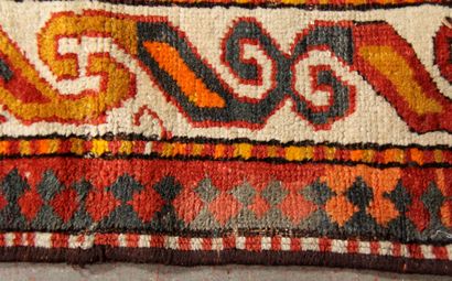 Tapis en laine polychrome à décor de trois...